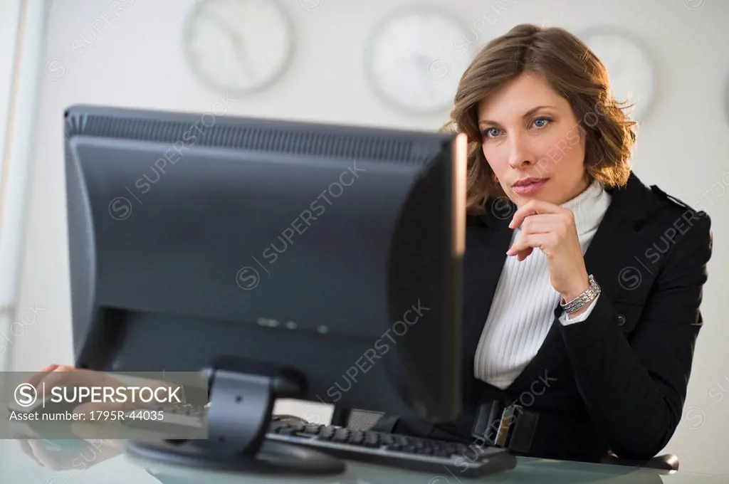 USA, New Jersey, Jersey City, businesswoman working at desk in office