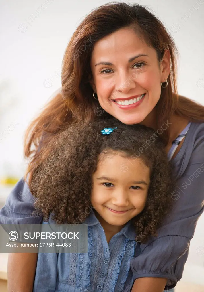 USA, New Jersey, Jersey City, portrait of smiling mother and daughter 6_7