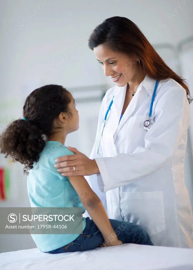 USA, New Jersey, Jersey City, female pediatrician examining girl 6_7 in doctor´s office