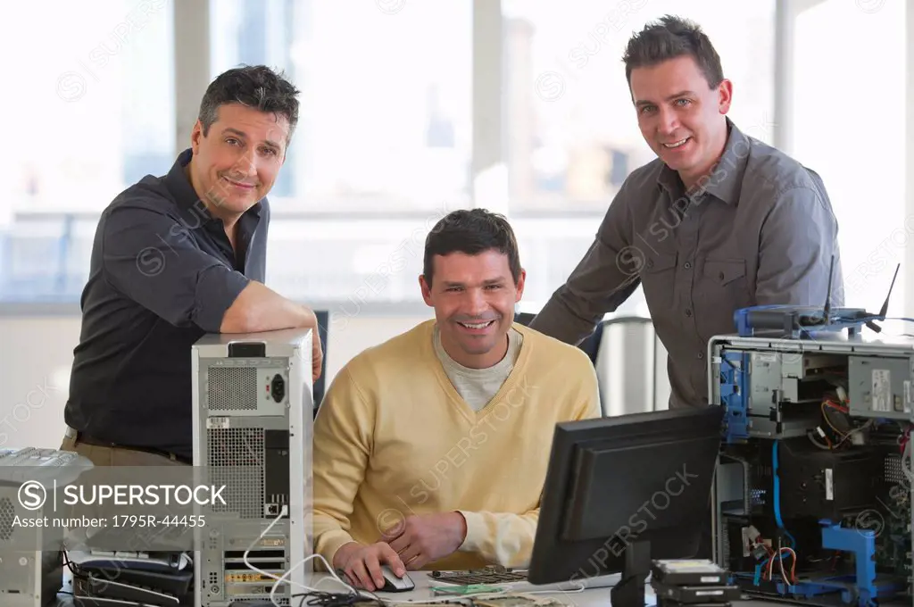 USA, New Jersey, Jersey City, IT Professionals repairing computer in office