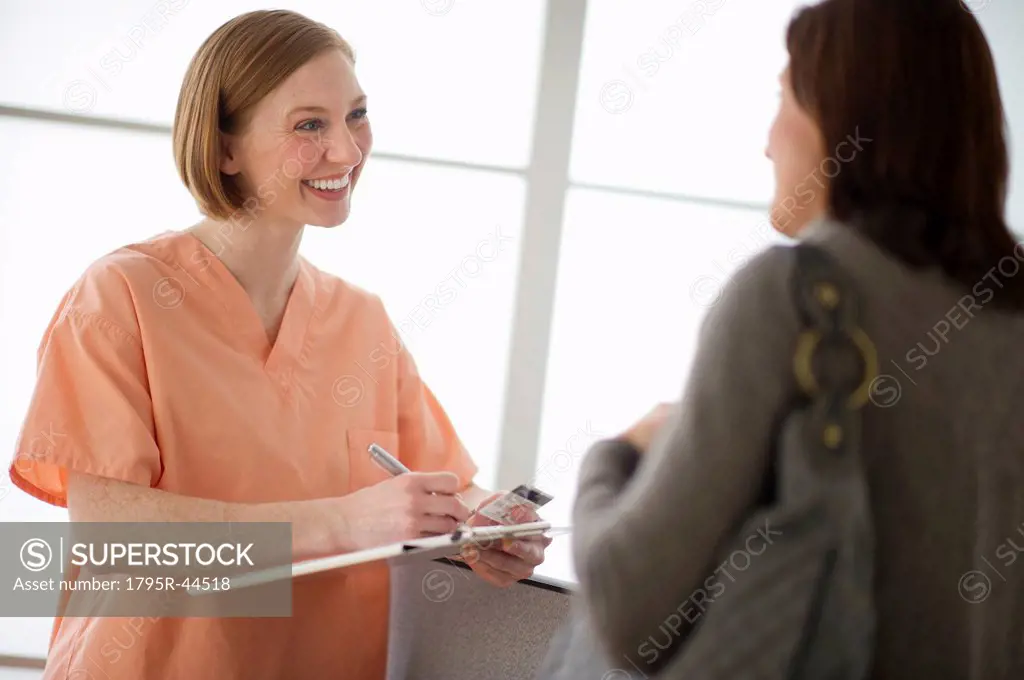 USA, New Jersey, Jersey City, female nurse talking with patient