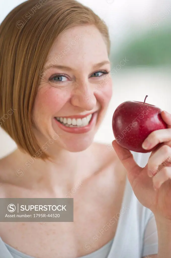 USA, New Jersey, Jersey City, woman holding fresh apple