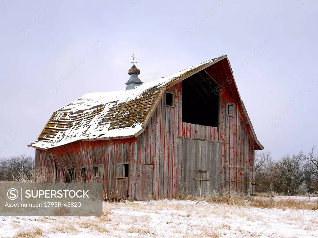USA, New York State, Farm buildings in snow
