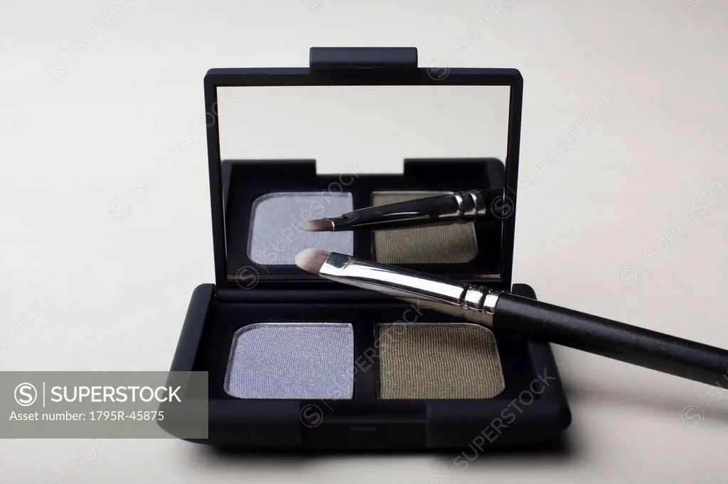 Powder compact with small brush