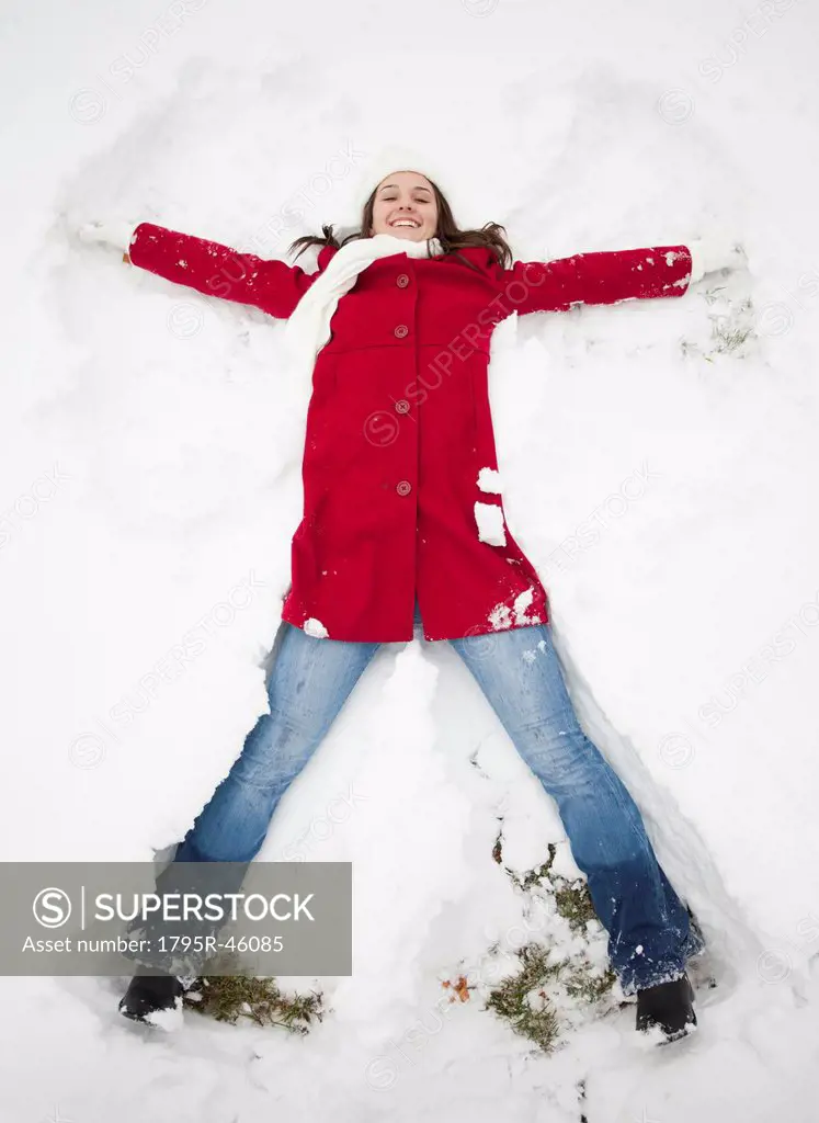 USA, Utah, Lehi, Portrait of young woman lying in snow