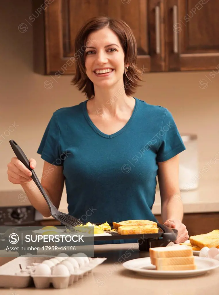 Portrait of woman preparing breakfast in kitchen