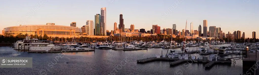 USA, Illinois, Chicago harbor and skyline