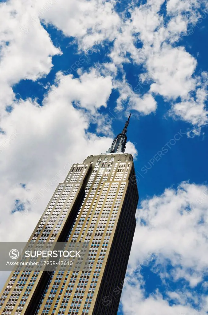 USA, New York, New York City, Empire State Building with cloudy sky