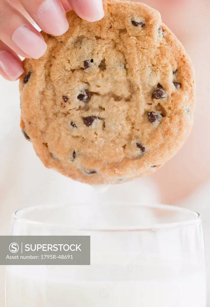 Close up of woman´s hand holding cookie