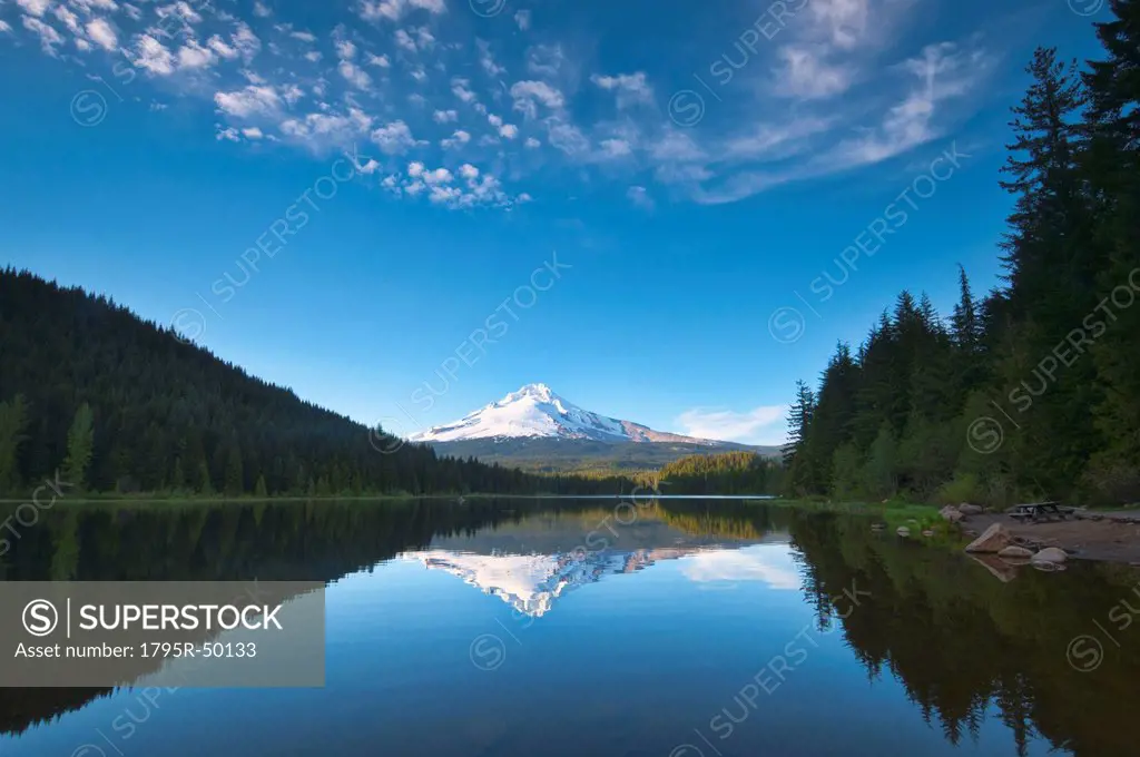 USA, Oregon, Clackamas County, View of Trillium Lake with Mt Hood in background