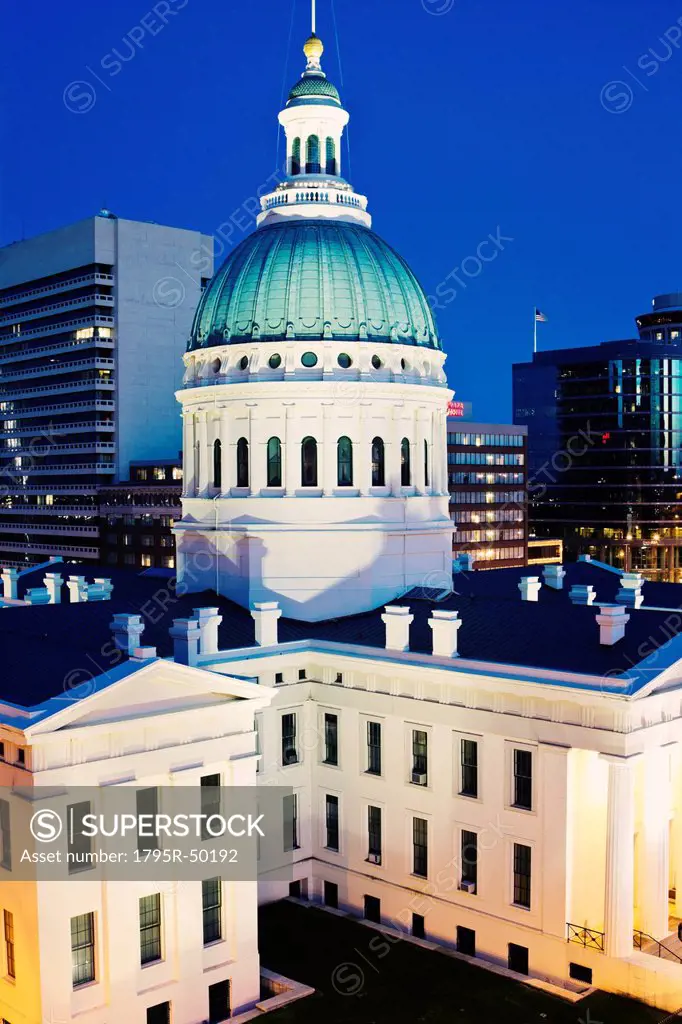 USA, Missouri, St. Louis, Courthouse at dusk
