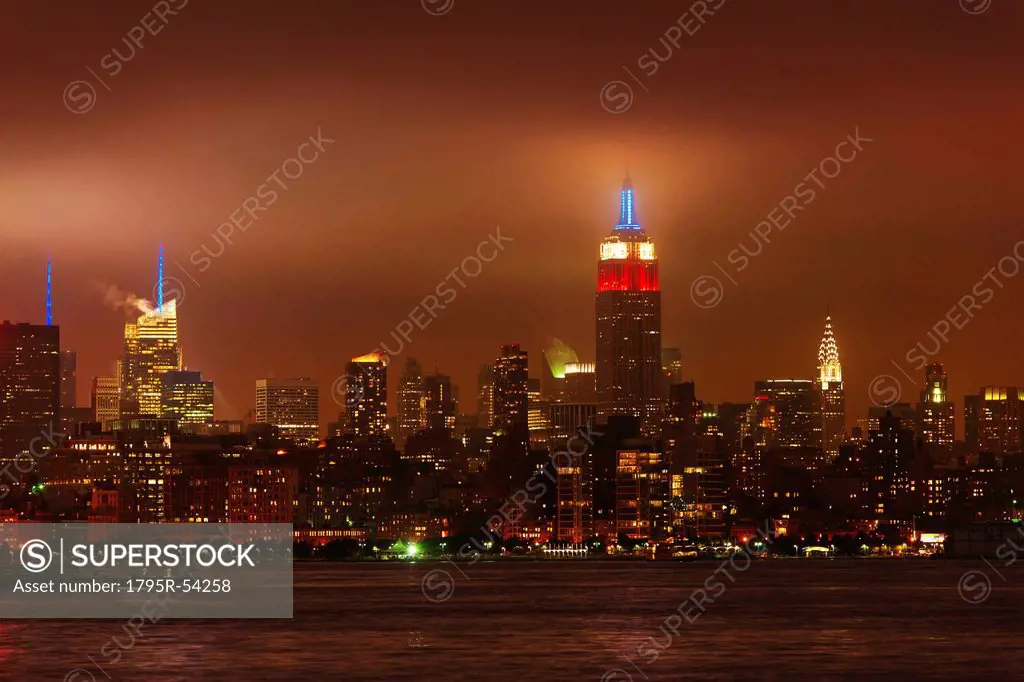 USA, New York City, Manhattan skyline at night