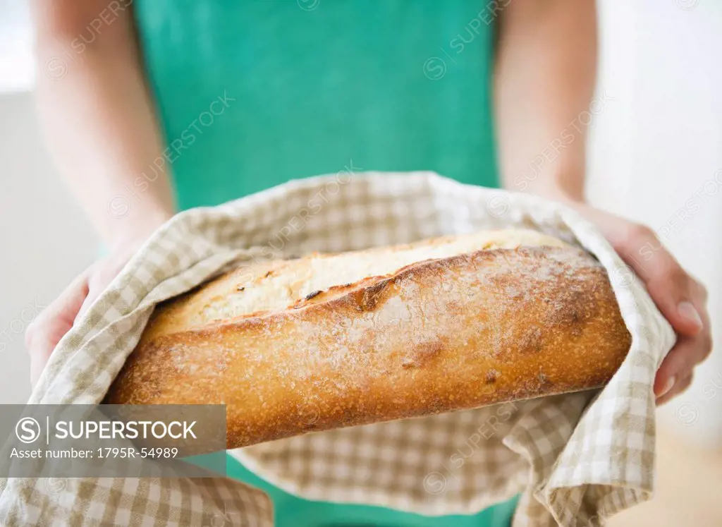 Close up of woman´s hand holding freshly baked bread