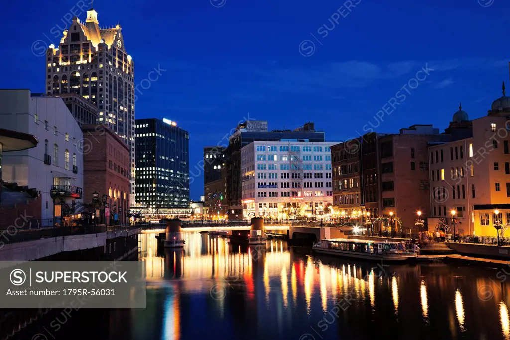 USA, Wisconsin, Milwaukee, Milwaukee River in the center of city