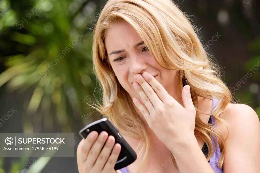 Young woman text_messaging, with facial expression