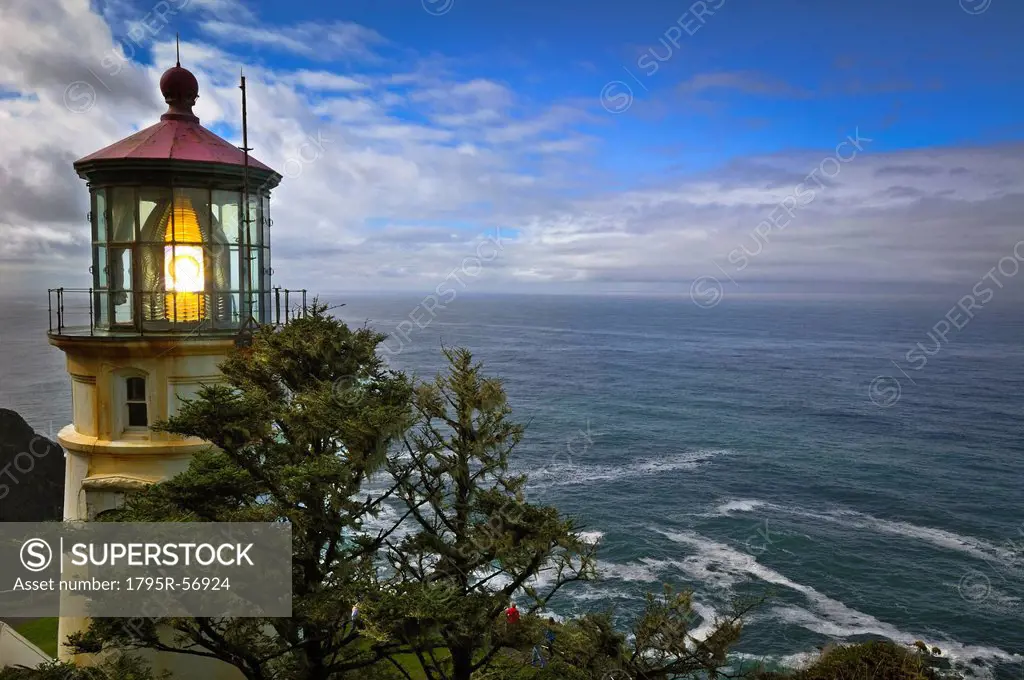 USA, Oregon, Lane County, Lighthouse and sea