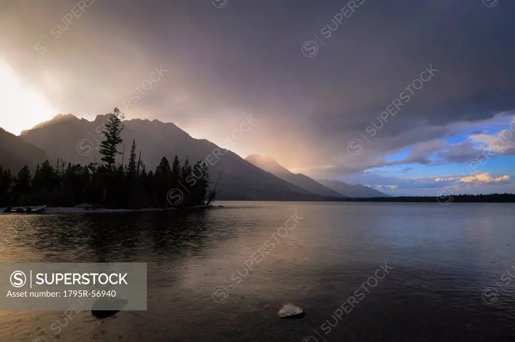 USA, Grand Teton National Park, Lake at dusk
