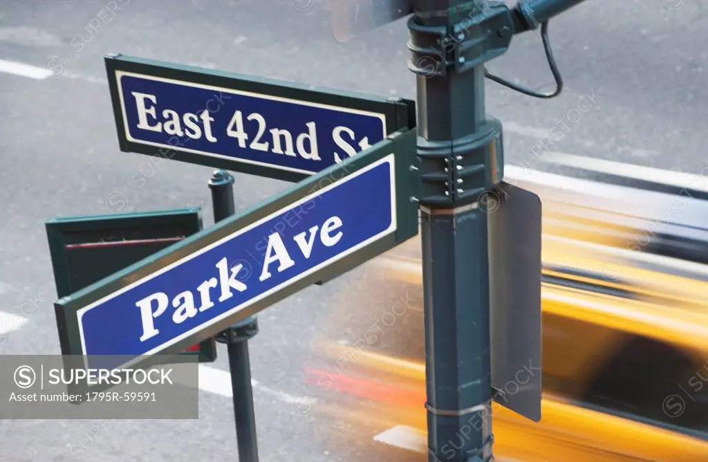 USA, New York City, Manhattan, Road direction sign at crossroads of 42nd Street and Park Avenue