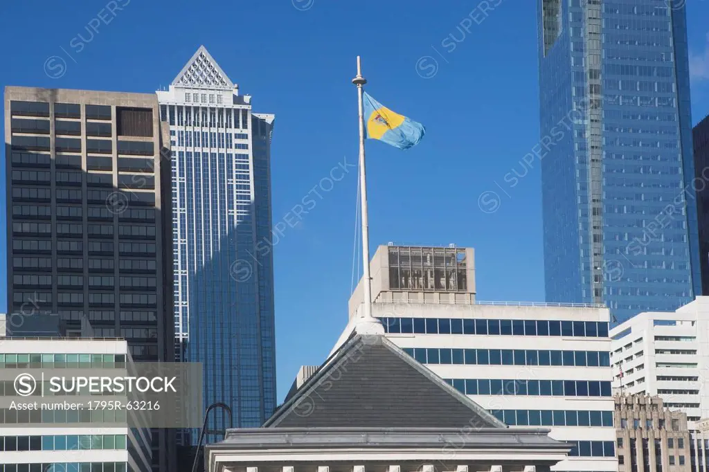 USA, Pennsylvania, Philadelphia, view of state flag on top of skyscraper