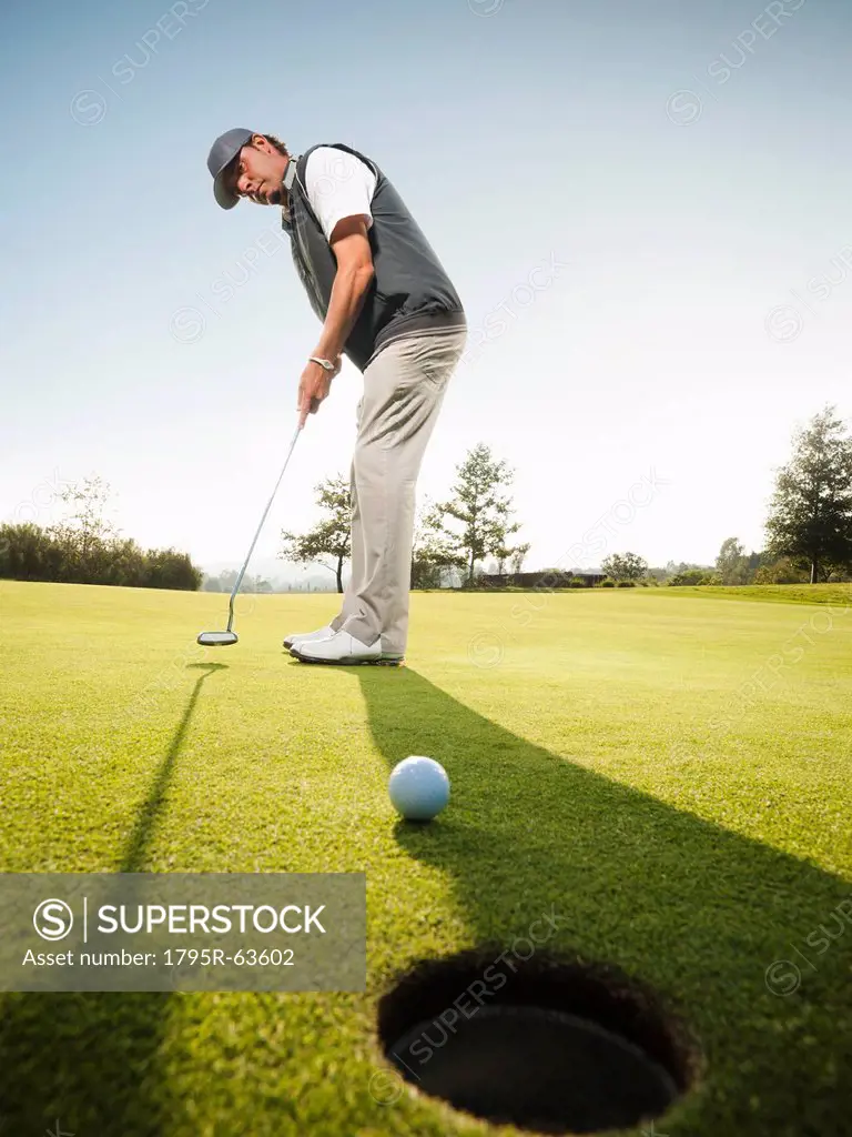USA, California, Mission Viejo, Man playing golf