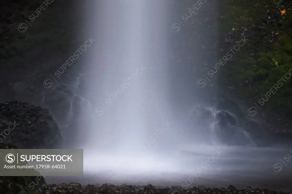 USA, Oregon, Marion County, Waterfall mist