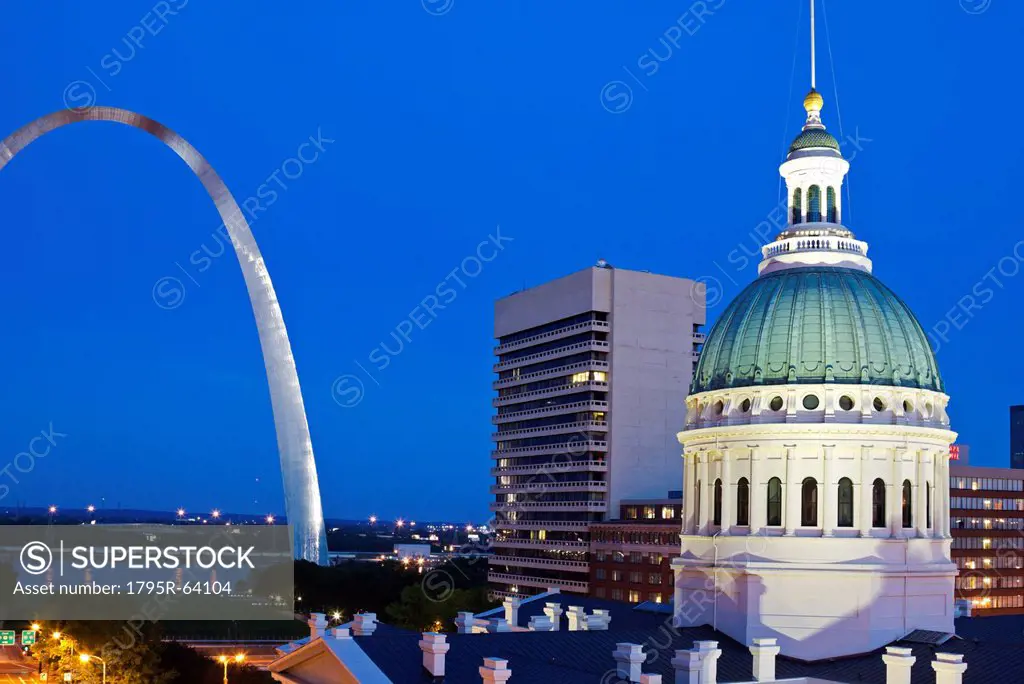 USA, Missouri, St Louis, Getaway Arch and old courthouse at night
