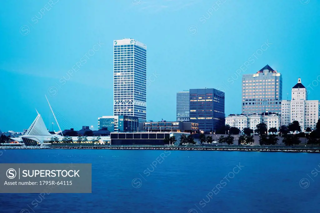 USA, Wisconsin, Milwaukee, Cityscape before sunrise