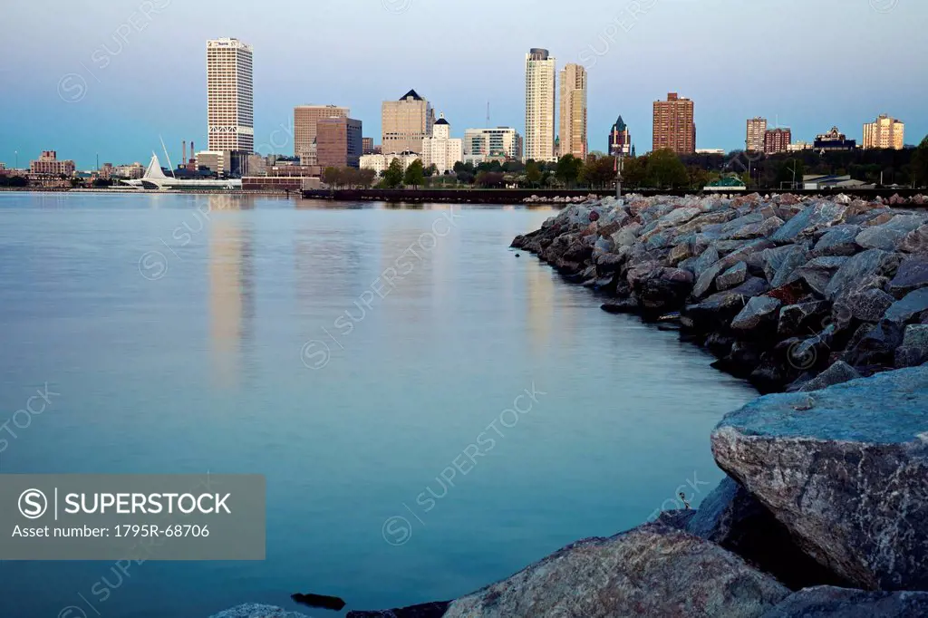 USA, Wisconsin, Milwaukee, City view from Lakefort