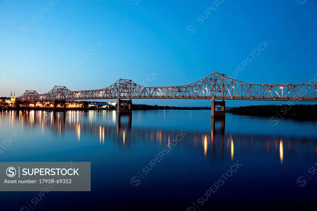 USA, Illinois, Peoria, Bridge over river