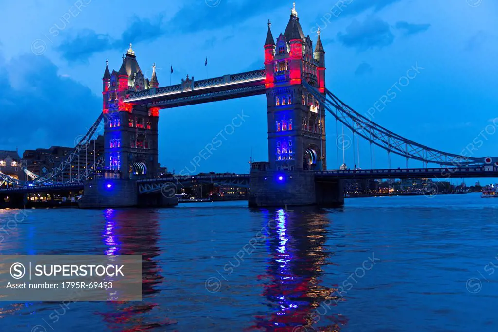 UK, England, London, Tower Bridge at dusk
