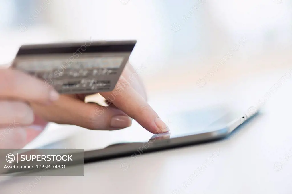 Close up of woman´s hand doing online banking with laptop
