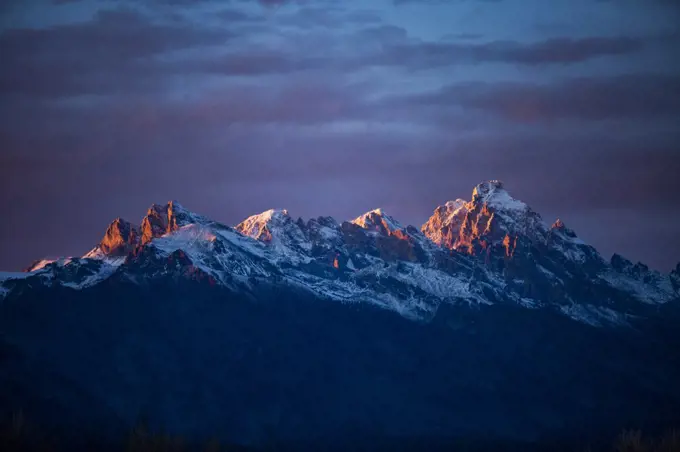 USA, Wyoming, Jackson, Grand Teton National Park, Sunset light on peaks of Teton Range in Grand Teton National Park
