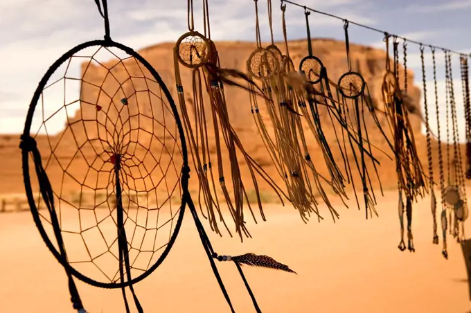 USA, Utah, Dream catchers with Elephant Butte in background in Monument Valley Tribal Park