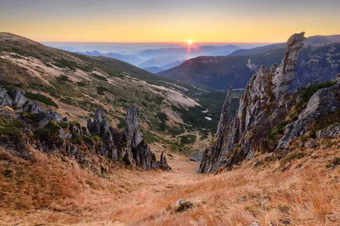 Ukraine, Ivano-Frankivsk region, Verkhovyna district, Carpathians, Chornohora, Scenic landscape with mountain Shpytsi