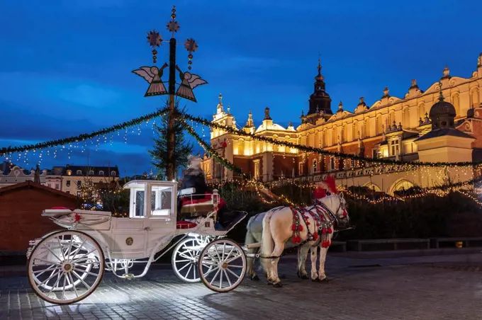 Poland, Malopolskie, Krakow, Horse carriage in town square