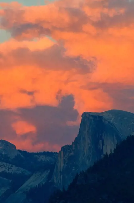 USA, California, Mariposa County, Half dome in Yosemite Valley