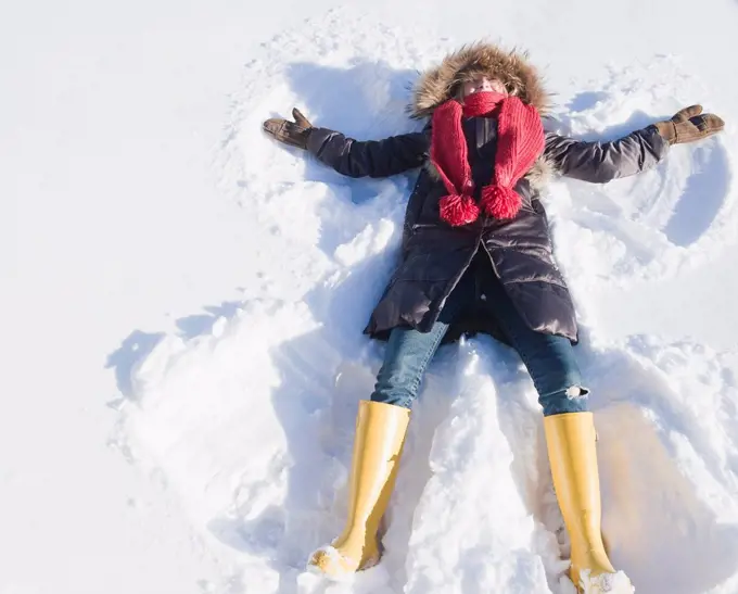 USA, New Jersey, Jersey City, young woman doing snow angel