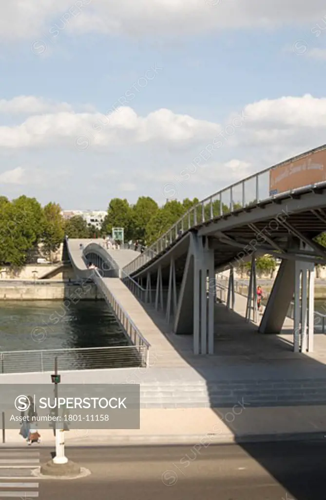 PASSERELL BERCY-TOLBIAC, PARIS, FRANCE, VIEW FROM TOLBIAC LOOKING TOWARDS BERCY, FEICHTINGER ARCHITECTS