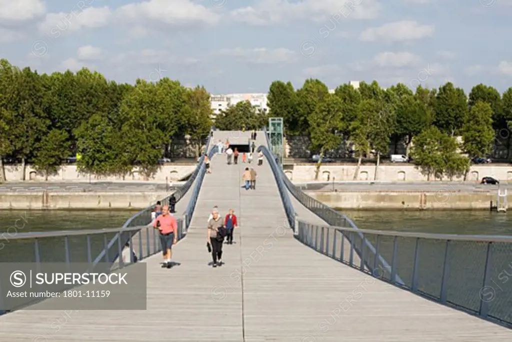 PASSERELL BERCY-TOLBIAC, PARIS, FRANCE, VIEW FROM CENTRE OF BRIDGE LOOKING TOWARD BERCY, FEICHTINGER ARCHITECTS