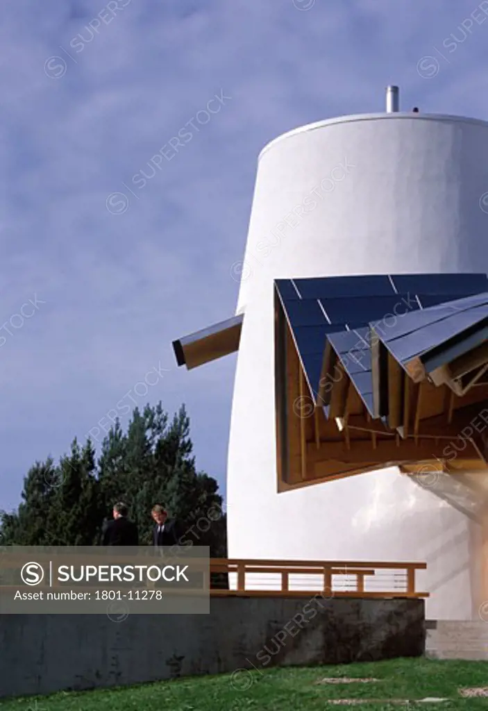 MAGGIES CANCER CARING CENTRE, NINEWELL HOSPITAL, DUNDEE, UNITED KINGDOM, EAVES AND LIGHTHOUSE FROM EAST, FRANK GEHRY