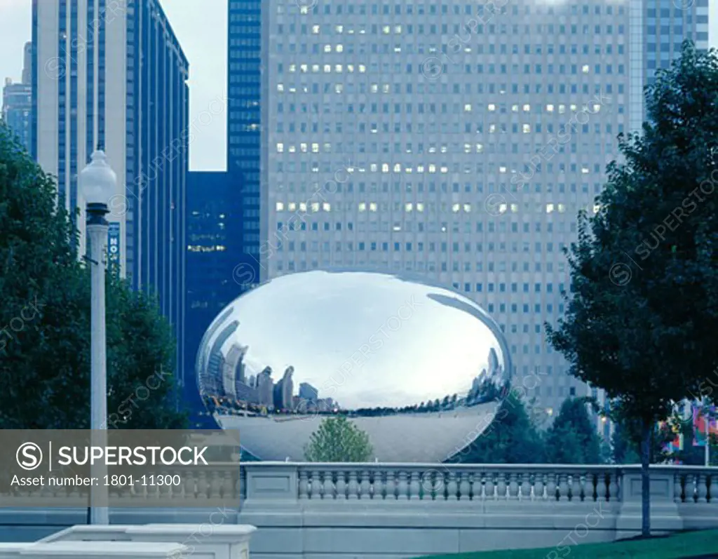 MILLENIUM PARK, E.RANDOLPH, CHICAGO, UNITED STATES, CLOUD SCULPTURE BY ANISH KAPOOR ON SBC PLAZA, FRANK GEHRY
