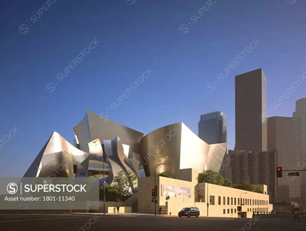 WALT DISNEY CONCERT HALL, SOUTH GRAND AVENUE, LOS ANGELES, CALIFORNIA, UNITED STATES, SOUTH EAST VIEW TOWARDS DOWNTOWN, FRANK GEHRY