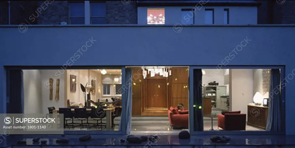 PRIVATE HOUSE, LONDON, W4 CHISWICK, UNITED KINGDOM, LANDSCAPE VIEW OF EXTENSION AT TWILIGHT, 51% STUDIOS