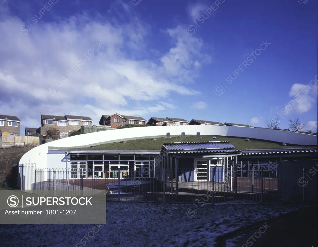 SANDFORD HILL PRIMARY SCHOOL, CLAYFIELD GROVE, STOKE-ON-TRENT, STAFFORDSHIRE, UNITED KINGDOM, FRONT ELEVATION SHOWING GRASS ON ROOF, AEDAS ARCHITECTS LTD