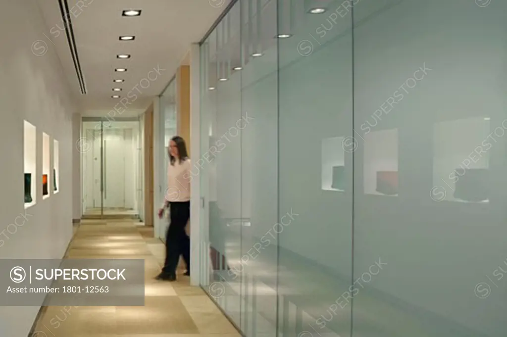 BAKER BOTTS, 41 LOTHBURY, LONDON, EC2 MOORGATE, UNITED KINGDOM, LANDSCAPE VIEW OF CORRIDOR WITH FIGURE AND MEETING ROOM TO RIGHT, GENSLER