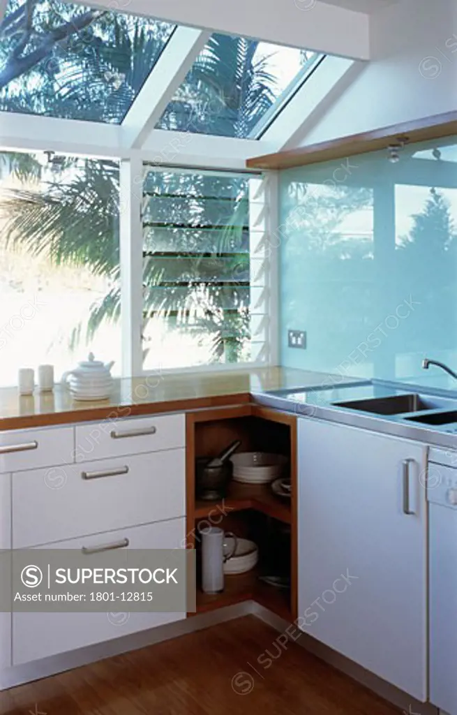 GLOVER HOUSE, BELLEVUE STREET, SYDNEY, NEW SOUTH WALES, AUSTRALIA, DETAIL OF KITCHEN WITH OPEN CORNER CUPBOARDS, GRANT MEARS ARCHITECT