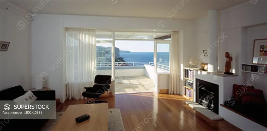PRIVATE HOUSE, DOVER HEIGHTS, SYDNEY, NEW SOUTH WALES, AUSTRALIA, LIVING ROOM + SEA VIEW, HARRY LEVINE ARCHITECT