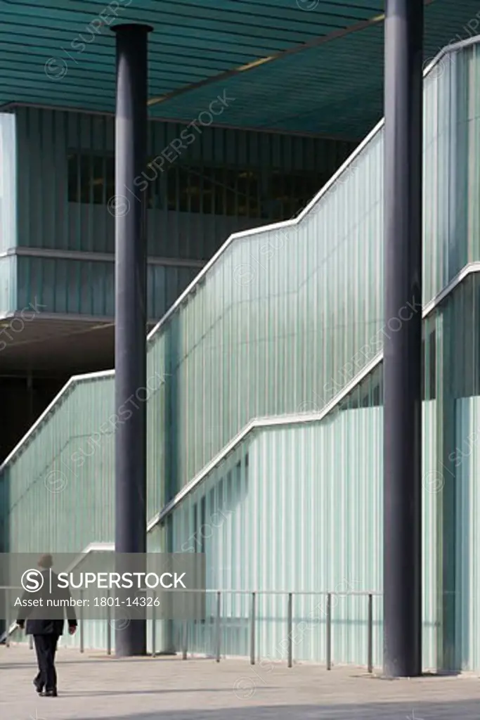 EMIRATES STADIUM, HORNSEY ROAD, LONDON, N5 HIGHBURY, UNITED KINGDOM, SIDE VIEW OF GLASS-CLAD STAIRCASE WITH WALKING FIGURE, HOK SPORT