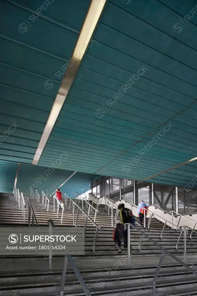EMIRATES STADIUM, HORNSEY ROAD, LONDON, N5 HIGHBURY, UNITED KINGDOM, VIEW OF CONCRETE STAIRWELL WITH GASS CLAD CEILING, HOK SPORT