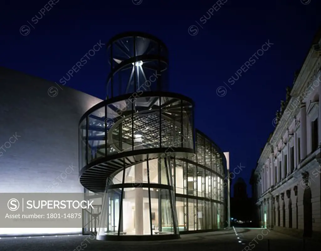 DEUTSCHES HISTORISCHES MUSEUM, HINTER DEM GIESSHAUS 3, BERLIN, GERMANY, EXTERIOR NIGHTSHOT, I. M. PEI & PARTNERS